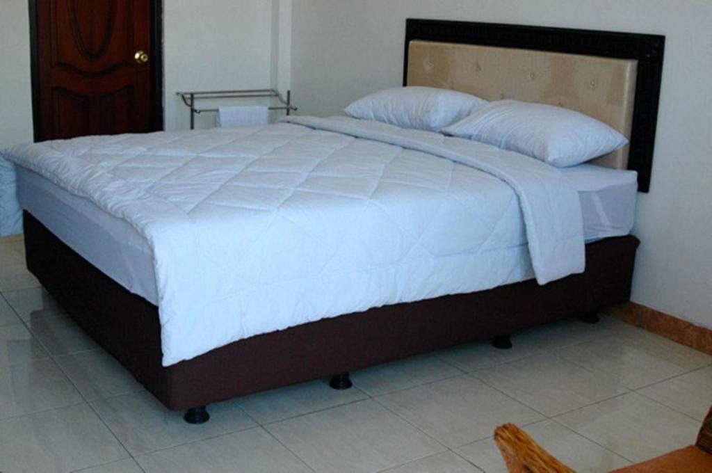 Hotel Sinar Tambolaka Waingapu Quarto foto