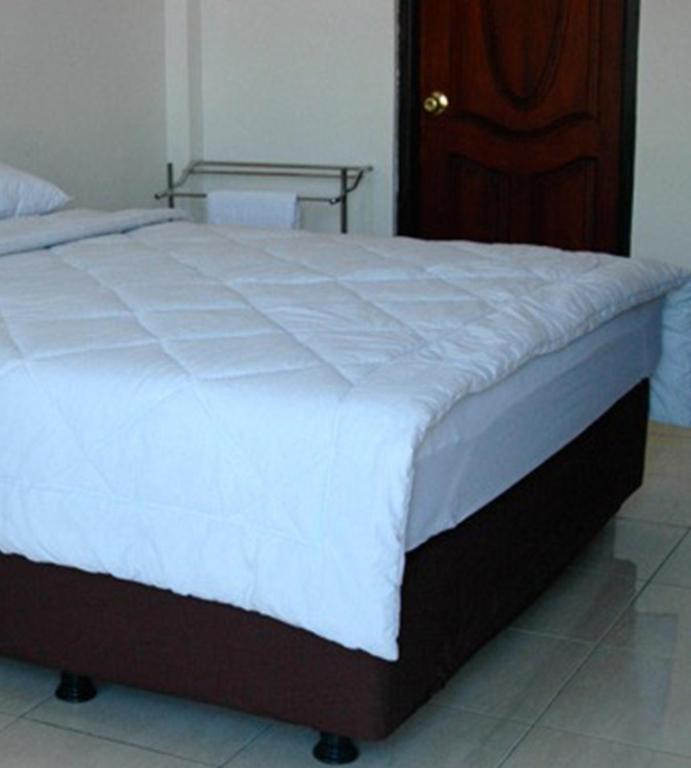 Hotel Sinar Tambolaka Waingapu Quarto foto