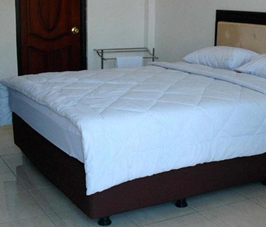 Hotel Sinar Tambolaka Waingapu Quarto foto